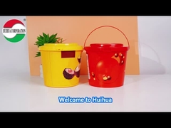 Un seau de bonbons au chocolat de Noël