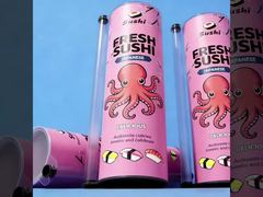 pousser un tube en papier à sushi avec de la sauce soja